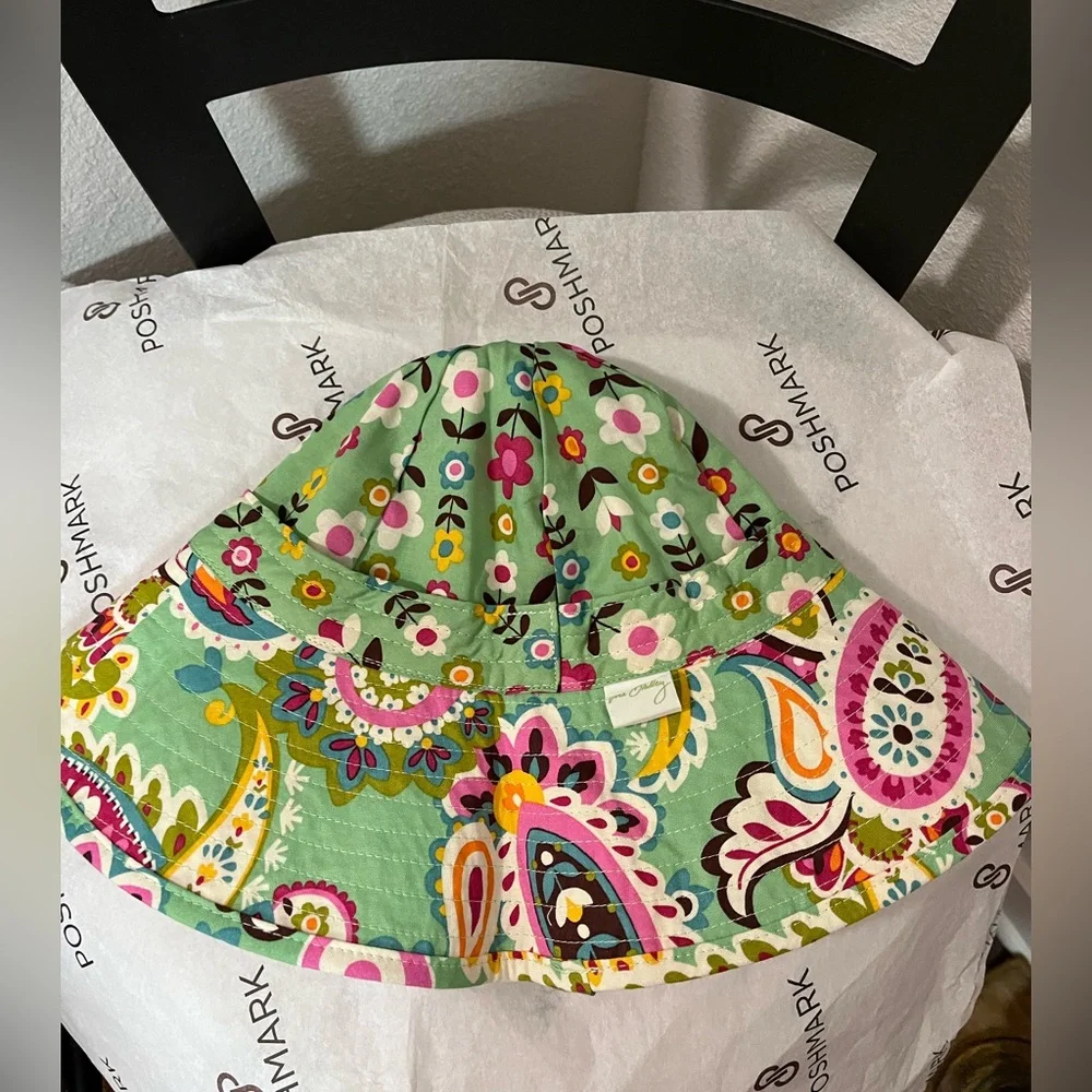 VERA BRADLEY NWOT AUTHENTIC TUTTI FRUTTI GREEN PAISLEY REVERSIBLE BUCKET HAT